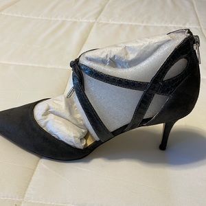 Brand new never worn, gray suede pumps